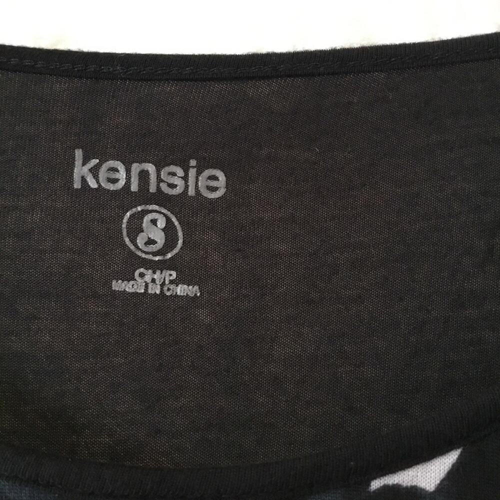 Kensie Black and White Abstract Print Top - Picture 3 of 16